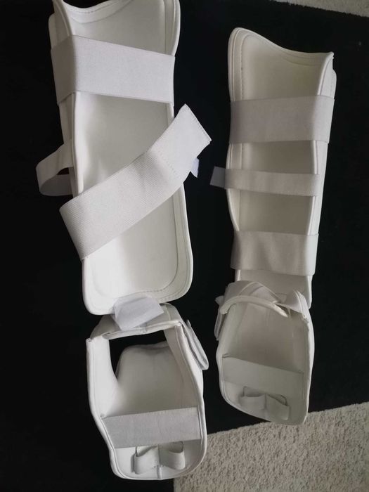 Tibiere si botosei karate albe si rosii