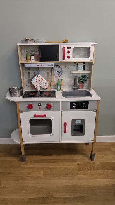 Детска кухня с допълнения за игра