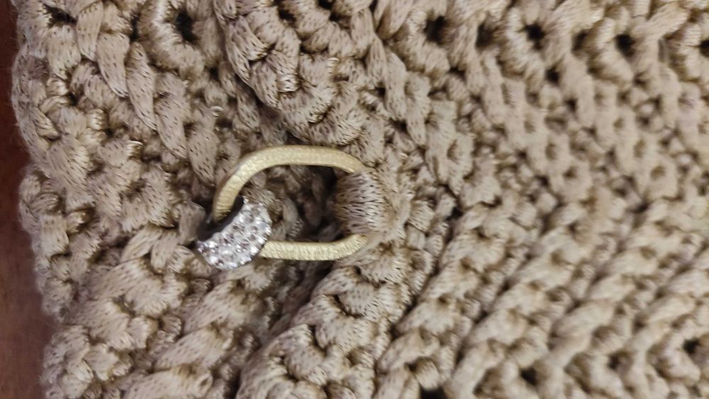 Дамска чантичка ръчно плетена на една кука