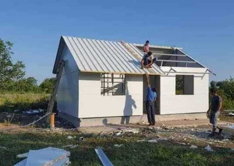 Vand casa moderna pe structura metalica, 10m x 8m