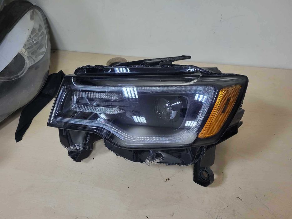 Ляв фар за Cherokee Wk2 USA lqv far чероки ксенон