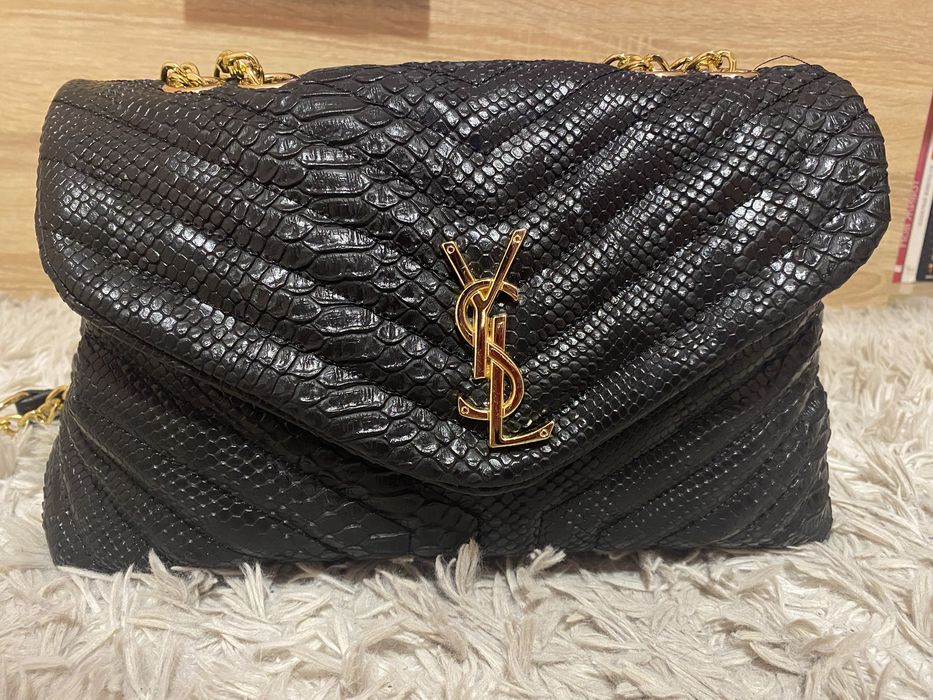 Черна чанта със златни елементи