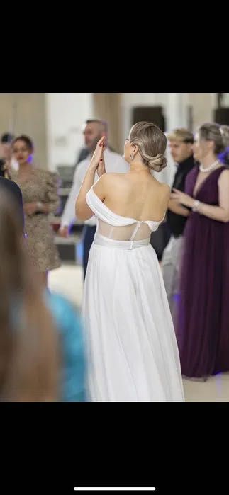 Rochie Alba potrivită mireasa