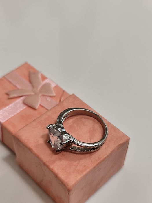 Златни пръстени 18к злато със сапфир Нови