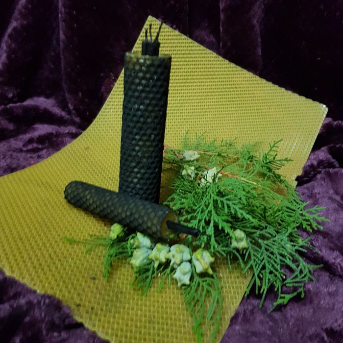 Чёрные катаные свечи из  натуральной вощины