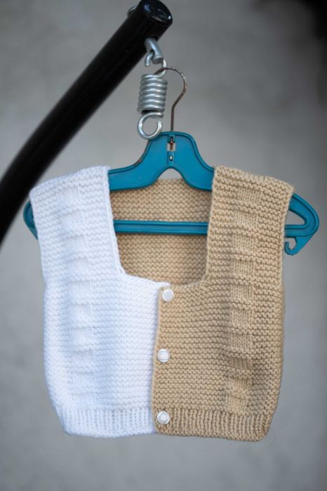 Ръчно плетени детски дрешки.