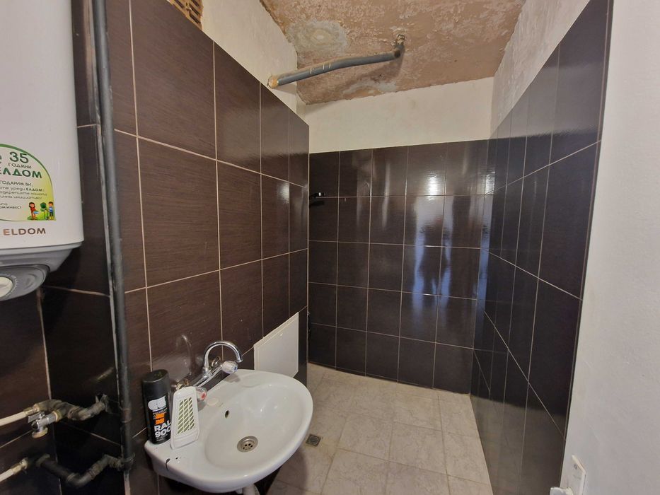 Апартамент с 4 самостоятелни стаи за продажба – кв. Струмско