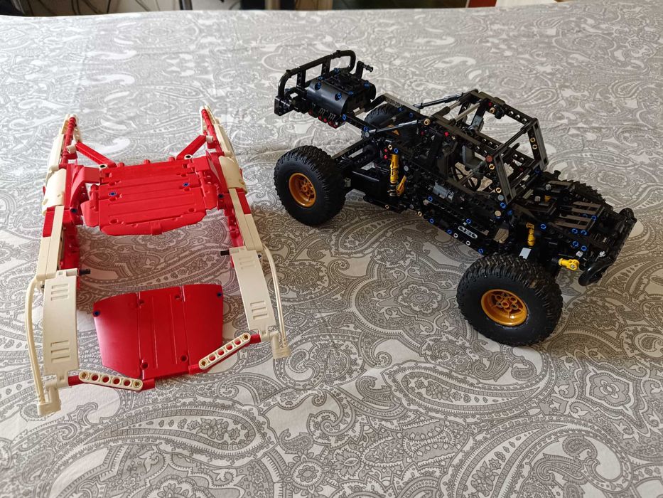 Model din piese Lego baja-truck asamblat