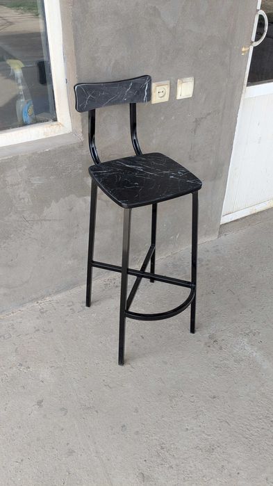 Стильный барный стул в индустриальном стиле лофт.