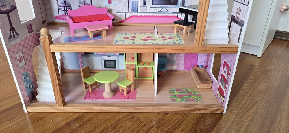 Кукольный домик с мебелью