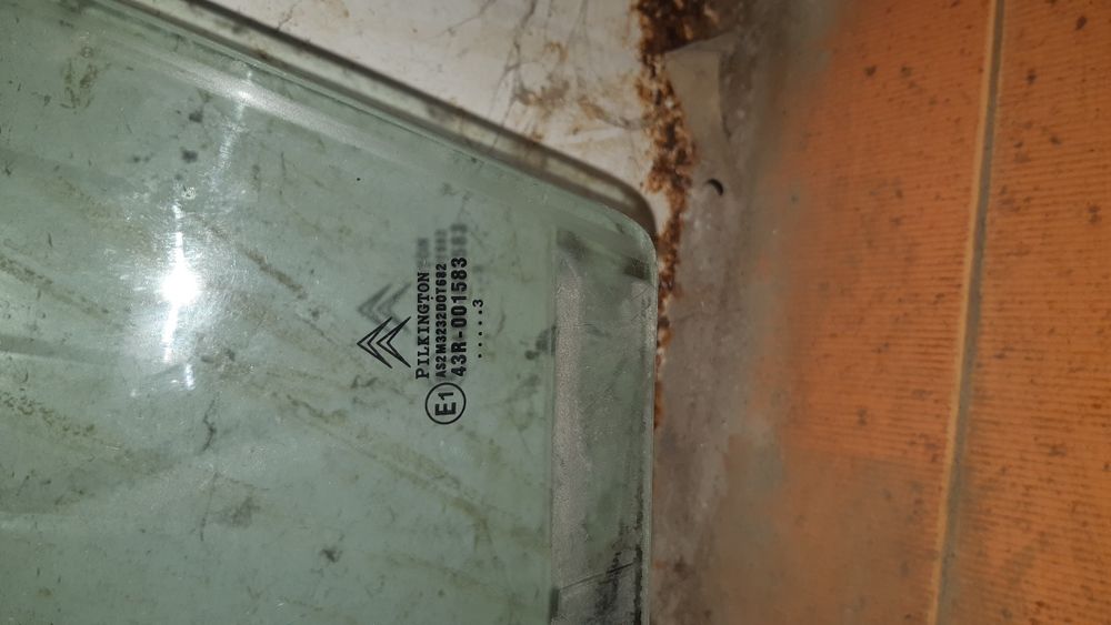 Продавам предно ляво стъкло за Citroen C3 2003г.