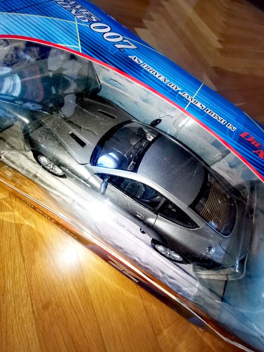 Колекционерски модел на Aston Martin V12 Vanquish Джеймс Бонд филм !