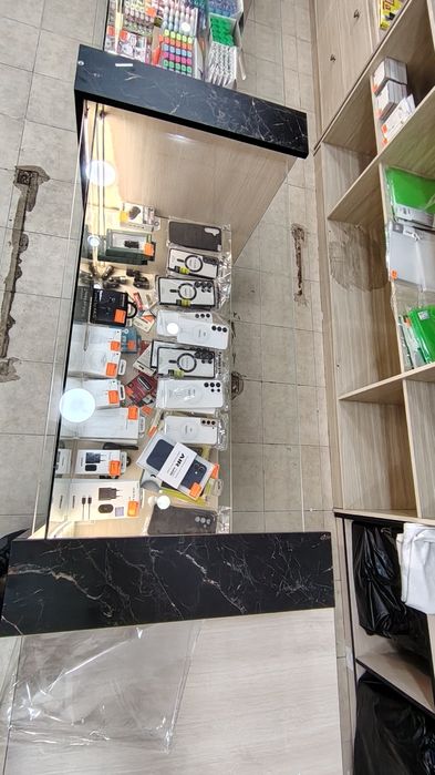 Стекланный витрина сотилади