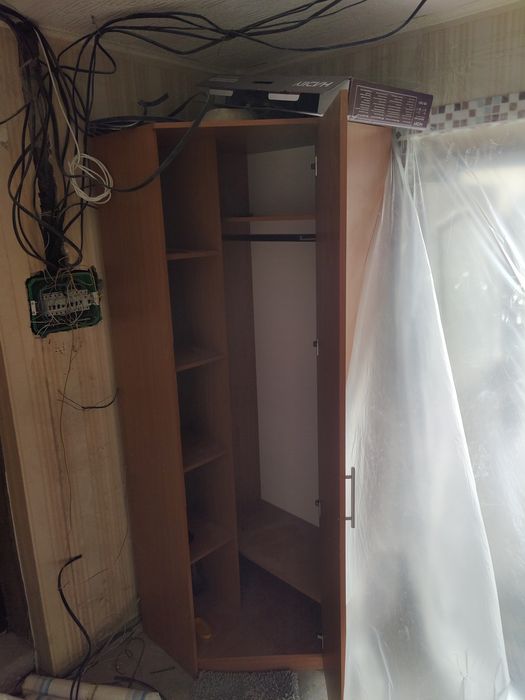 Шкаф угловой срочно продам