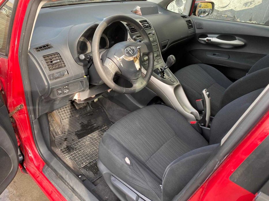 dezmembrez toyota auris 1.6i cod motor 1zr-fe automata