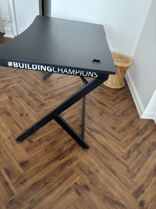 Продается компьютерный стол