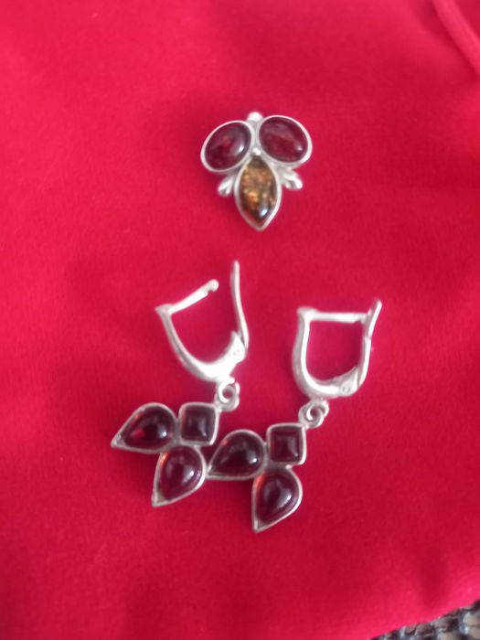 Обеци и висулка от кехлибар