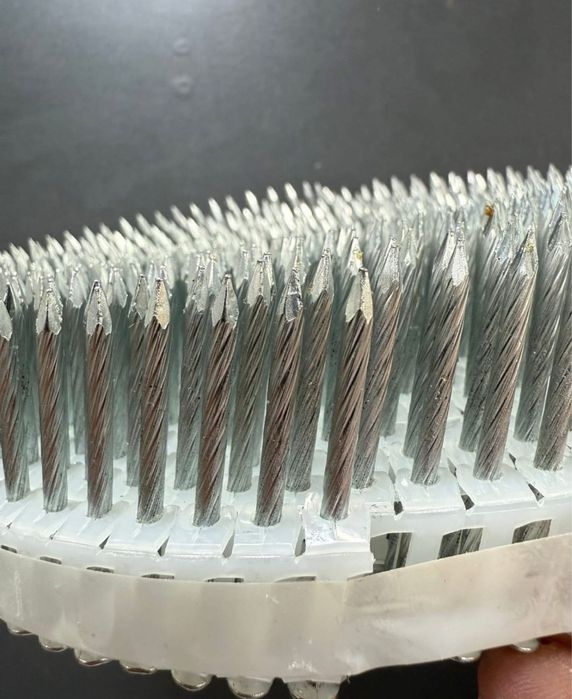 Cuie galvanizate răsucite - 100 de bucăți pe rola