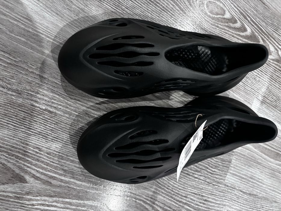 yzy foam rnr noi cu eticheta