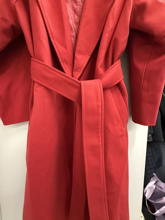 Красное пальте осеннее