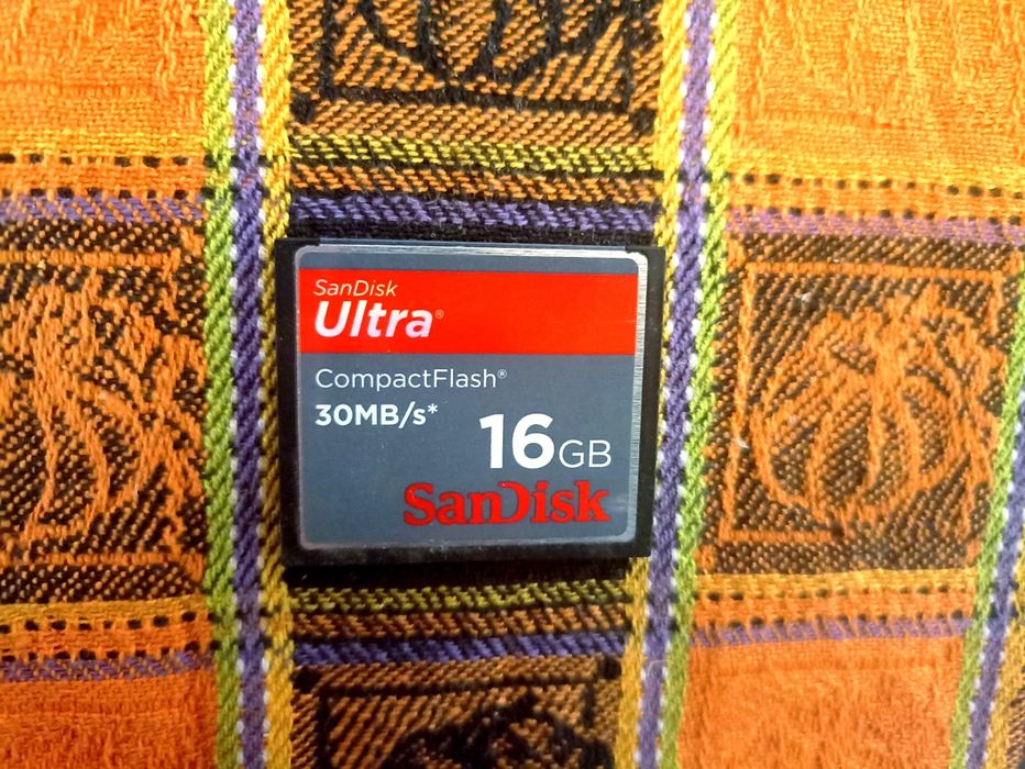 Цифровая зеркальная камера Nikon D200