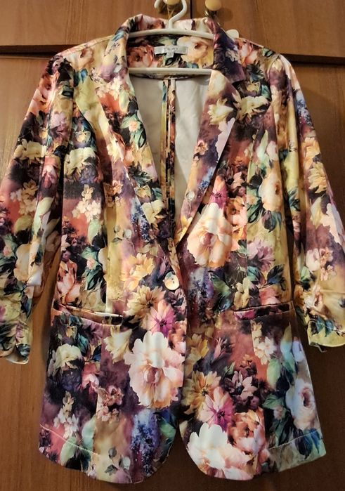 Две красиви дамски сака