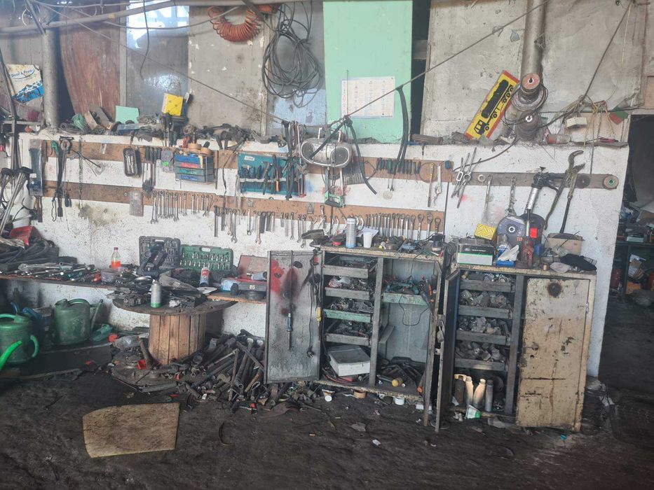 Оборудвано хале за ремонт на камиони