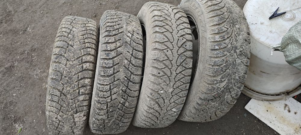 Продам резину на дисках жигулевскую 13
