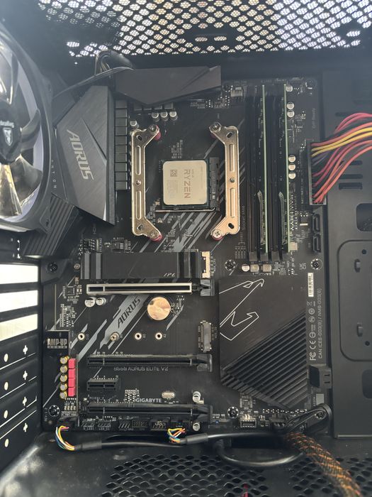 Kit gaming Procesor AMD Ryzen 5 5600 + Placa de baza B550 AORUS ELITE V2 + 16GB RAM 3200MHz si cooler tower