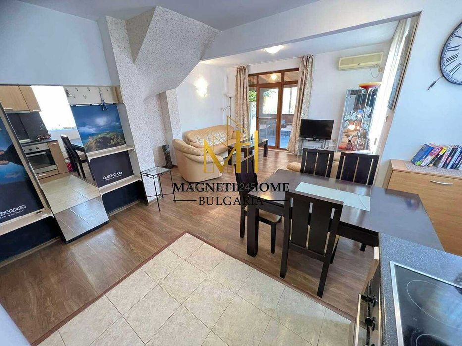 Страхотна двуетажна къща с паркомясто и басейн в ж.к. Сарафово