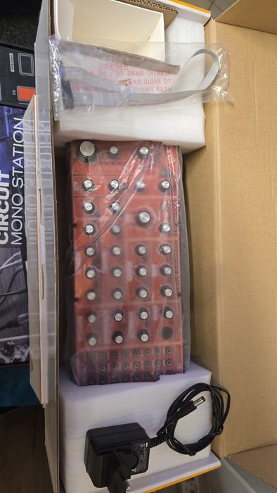 Sintetizator / Synthesizer Behringer Neutron