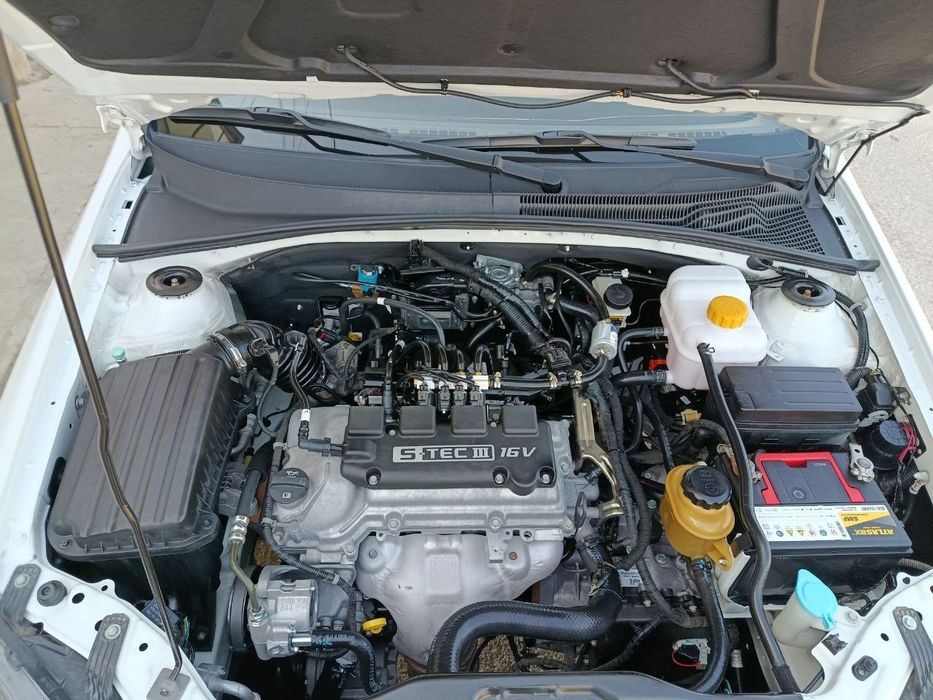 Jentra 3-pozitsa oq rangda aftamat