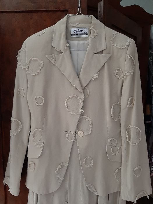 Костюм ЛЕН с красиви Апликации-САКО и ПОЛА богата "IVIS Collection" !