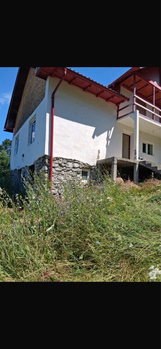 Casă cu teren 5.000 mp de vânzare în Rădăcinești, Vâlcea – zonă de munte
