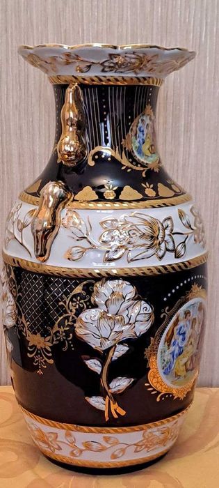 Фарфоровая ваза для интерьера , Япония.