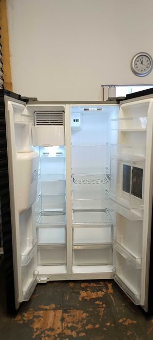 Продавам двукрилен хладилник