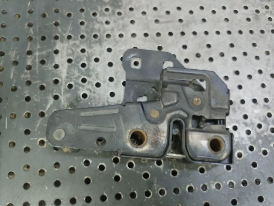 broasca capota audi a4 b7 4f0823509a