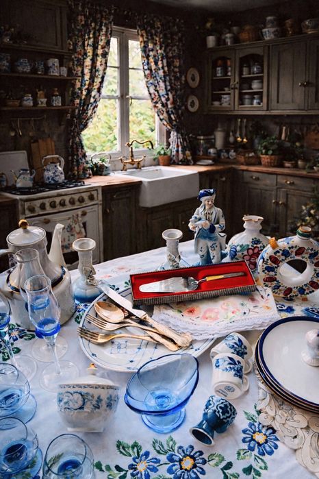 Комплект от 40 части порцелан, керамика, кристал и сребро