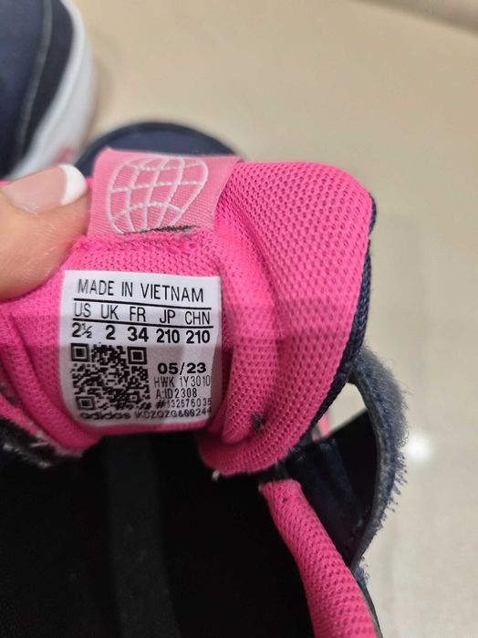 Продавам детски кецове Adidas