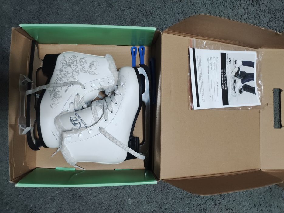 Фигурные коньки для девочки.