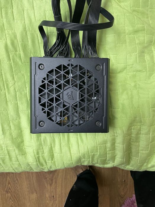 Sursa alimentare Corsair RM 1000e cu certificat de garanție .