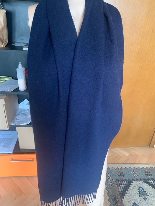 Тъмносин вълнен шал