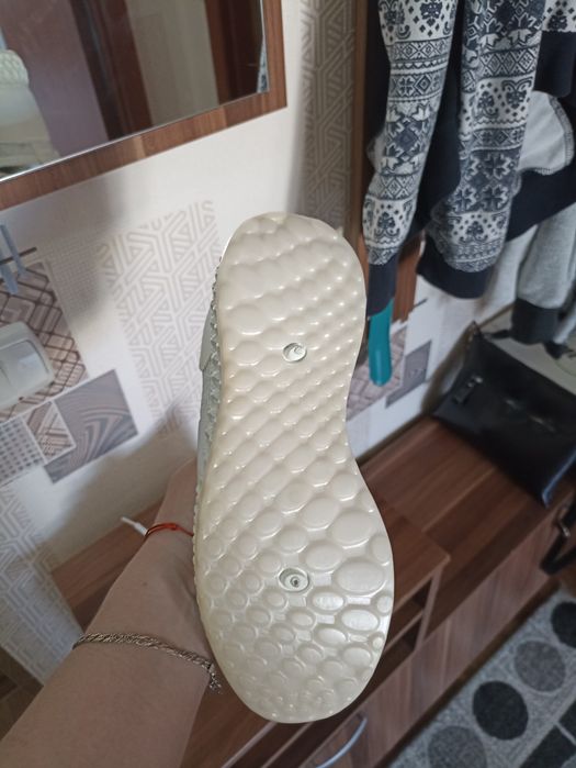 Продам новые кросовки