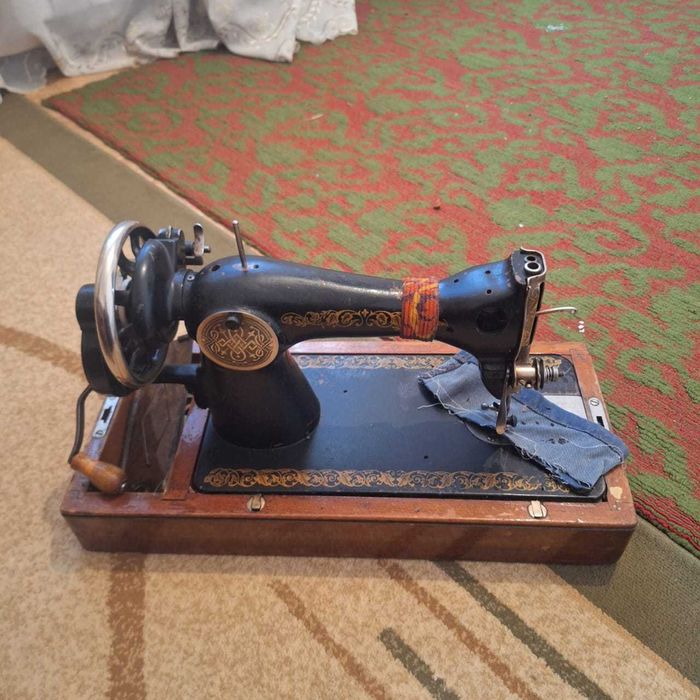 Швейная ручная машинка