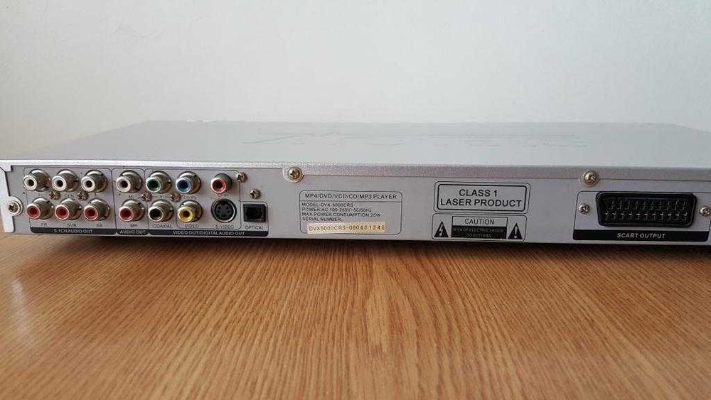 DVD player cu USB şi telecomandă