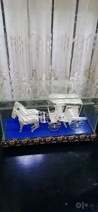 декоративный сувенир в виде кареты, запряженной двумя лошадьми,