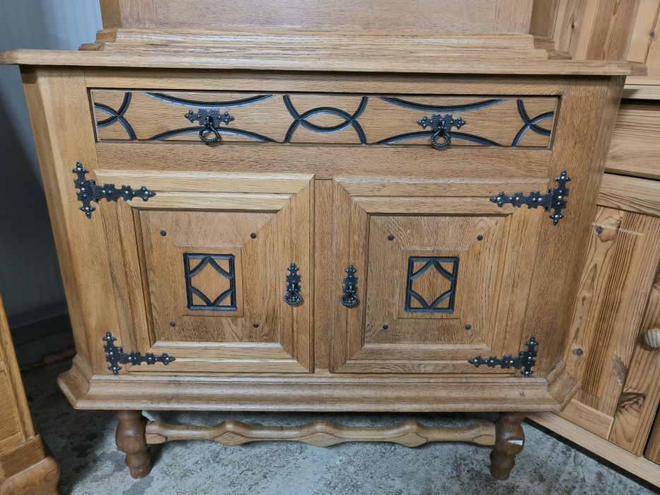 Уникален дъбов ъглов шкаф с оловен витраж