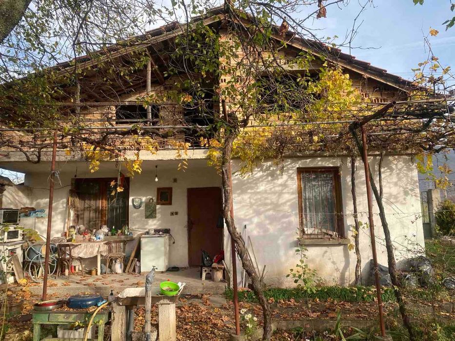 КЪЩА с РЗП 70 кв.м., двор 1300 кв.м., село Столетово