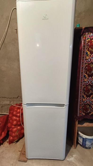 Продам холодильник Indesit