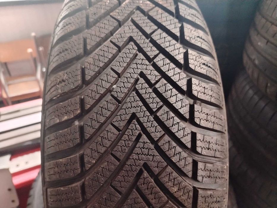 2бр.зимни гуми 205/60/16 Vredestein